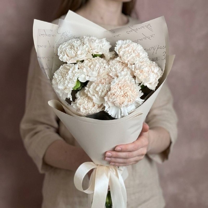 Моно-букет из 11 кремовых диантусов